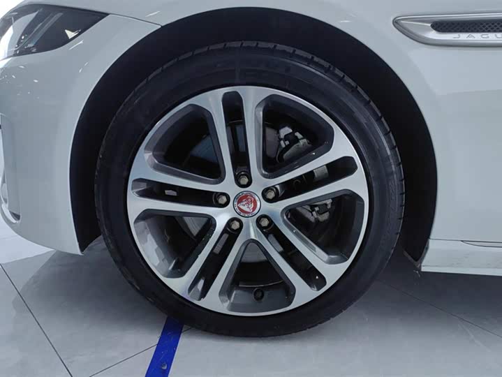 Фото 6 - Jaguar XE L