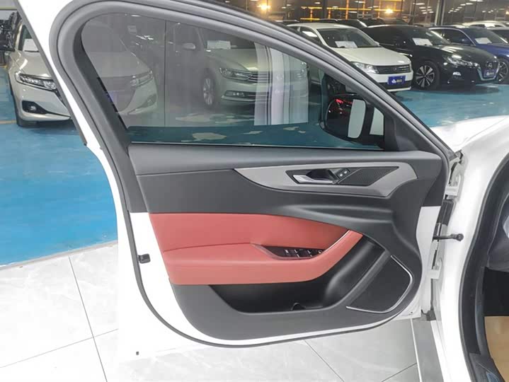 Фото 7 - Jaguar XE L