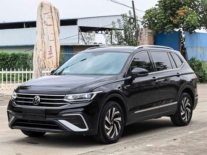 Фото 1 - Volkswagen Tiguan L Pro