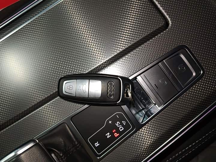 Фото 9 - Audi A6L