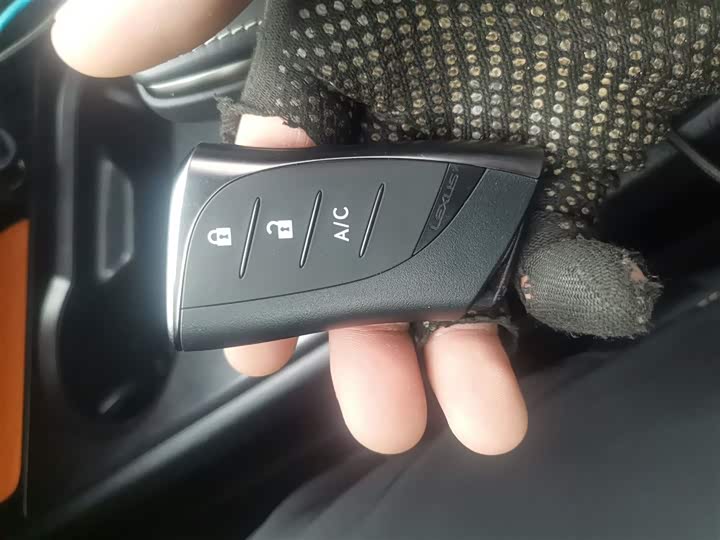 Фото 9 - Lexus UX Hybrid