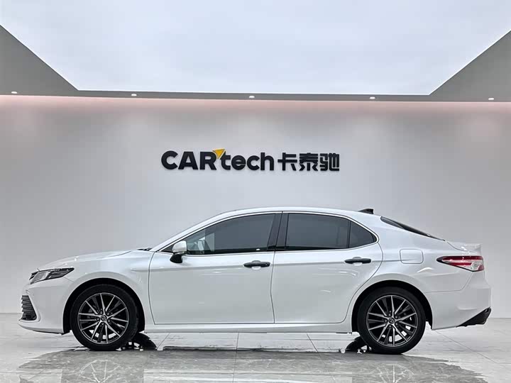 Фото 2 - Toyota Camry