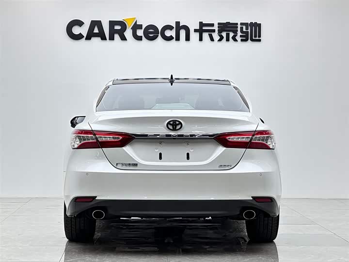 Фото 4 - Toyota Camry