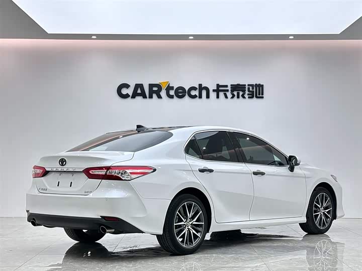 Фото 5 - Toyota Camry