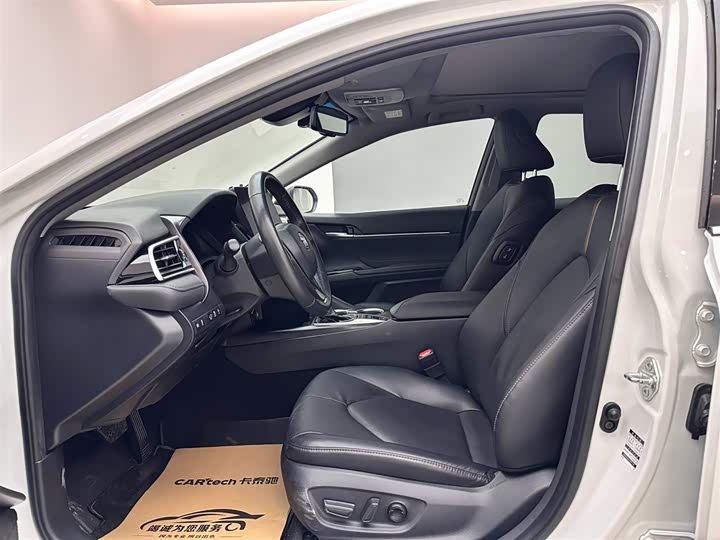 Фото 8 - Toyota Camry