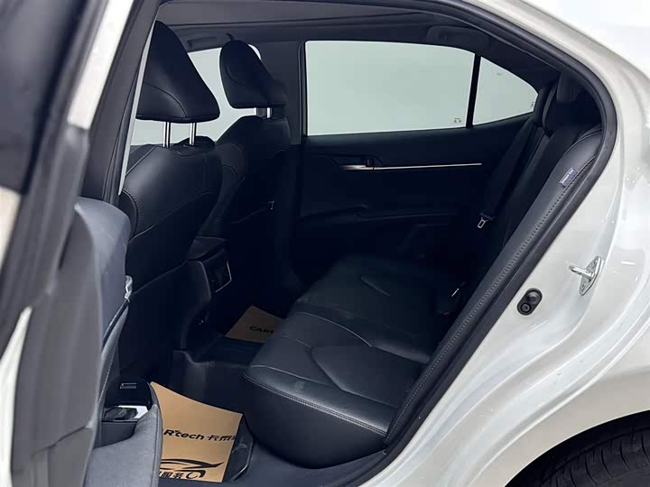 Фото 9 - Toyota Camry