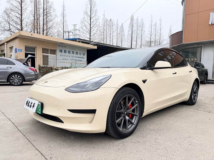 Фото 1 - Tesla Model 3