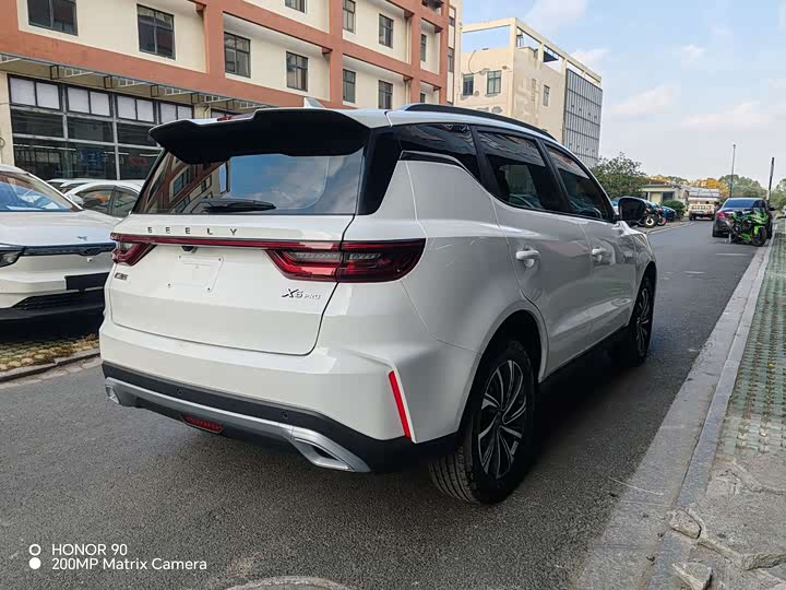 Фото 5 - Geely Vision X6