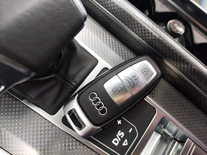 Фото 9 - Audi A6L