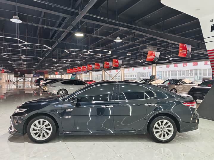 Фото 3 - Toyota Camry