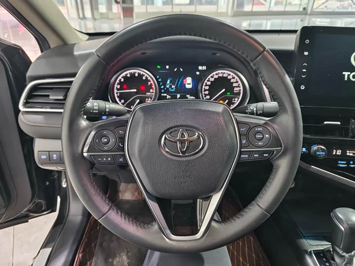Фото 8 - Toyota Camry