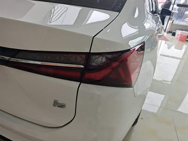 Фото 8 - Roewe i5