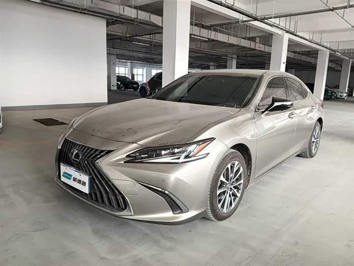 Фото 1 - Lexus ES