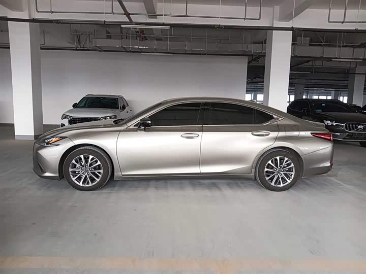 Фото 3 - Lexus ES