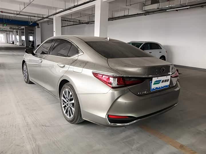 Фото 4 - Lexus ES