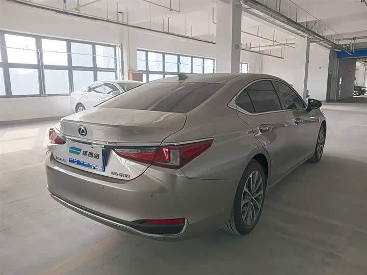 Фото 6 - Lexus ES
