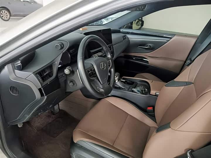 Фото 7 - Lexus ES