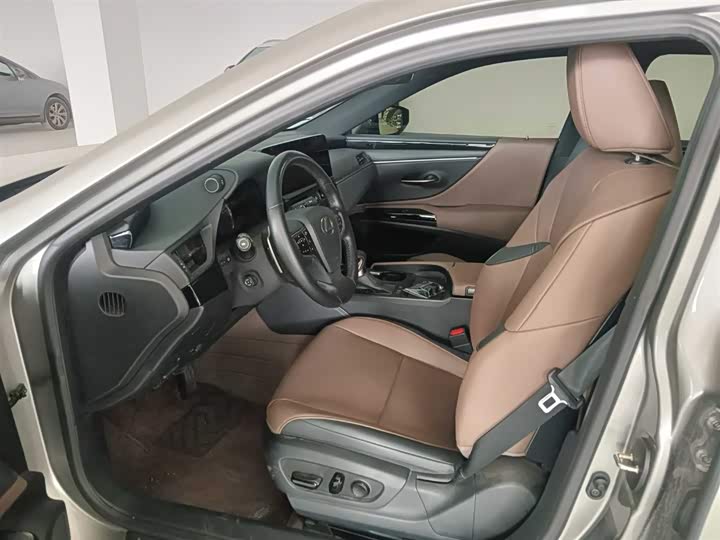 Фото 8 - Lexus ES