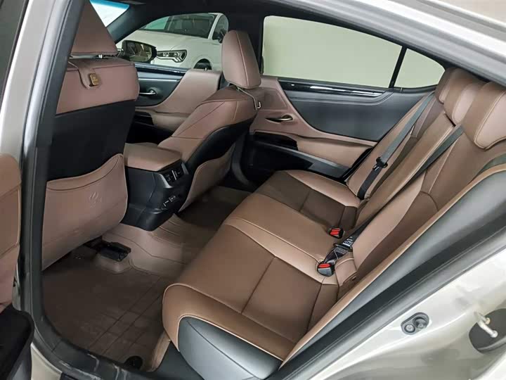 Фото 9 - Lexus ES