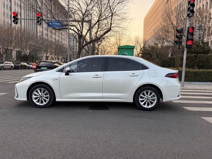 Фото 8 - Toyota Corolla