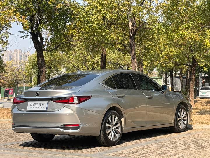 Фото 4 - Lexus ES