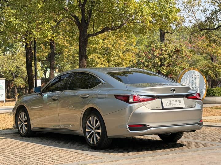 Фото 5 - Lexus ES