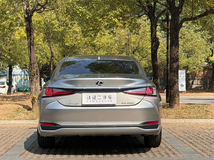 Фото 6 - Lexus ES