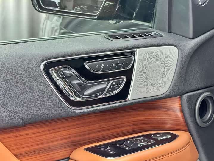Фото 4 - Lincoln Navigator