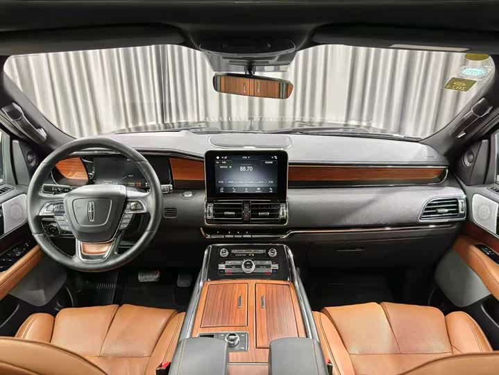 Фото 6 - Lincoln Navigator