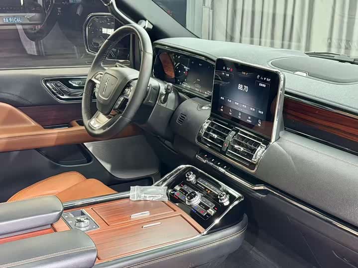 Фото 7 - Lincoln Navigator