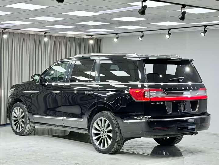 Фото 8 - Lincoln Navigator