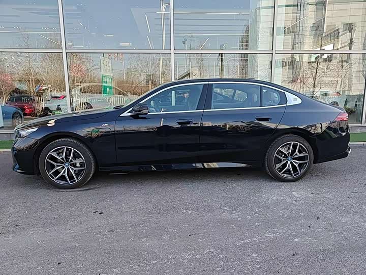 Фото 3 - BMW i5