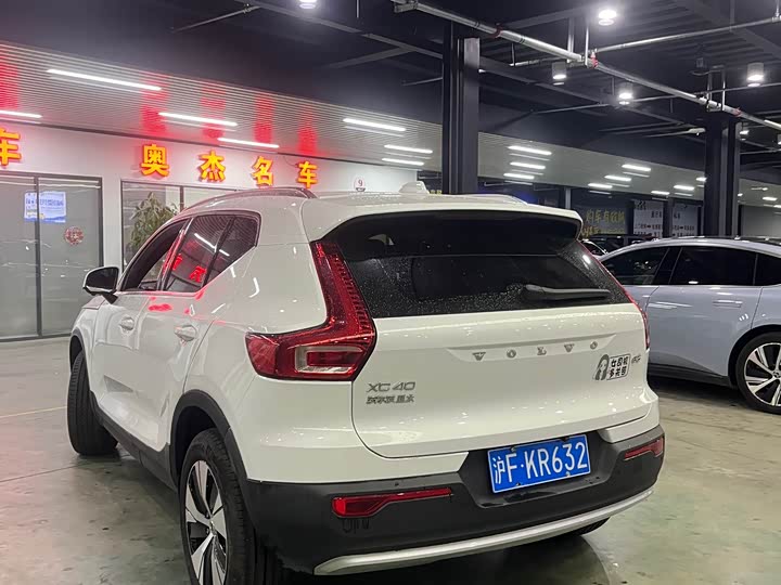 Фото 8 - Volvo XC40