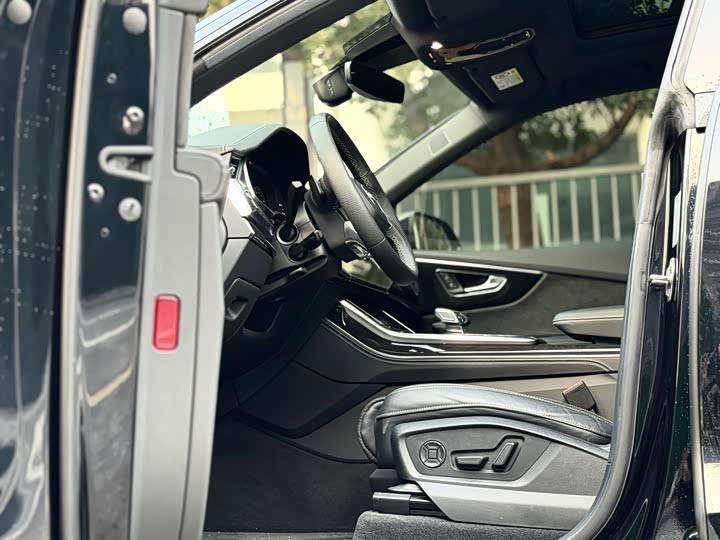 Фото 8 - Audi Q8