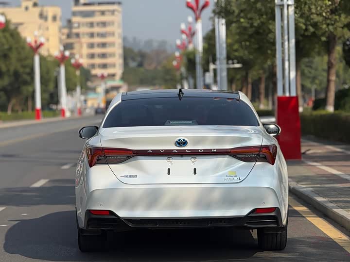 Фото 8 - Toyota Avalon