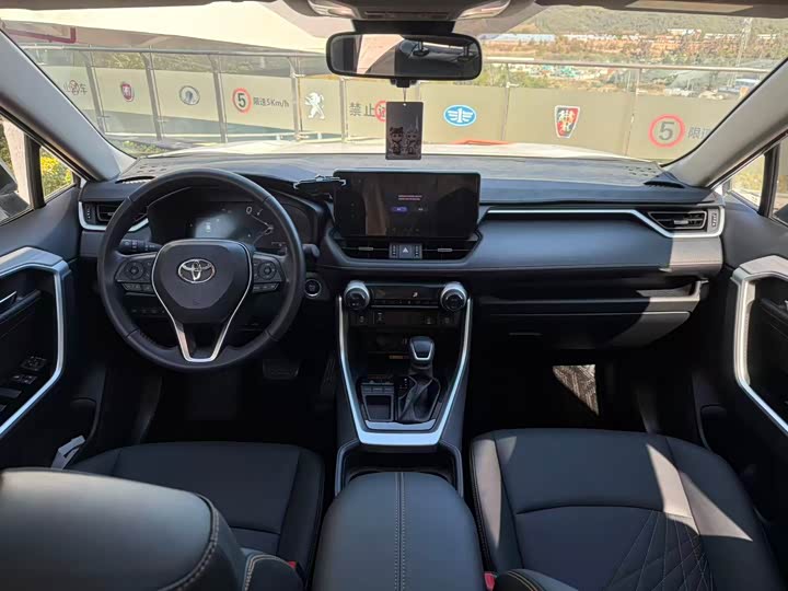 Фото 6 - Toyota RAV4