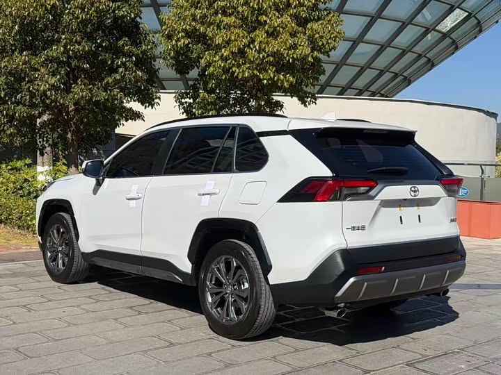 Фото 7 - Toyota RAV4