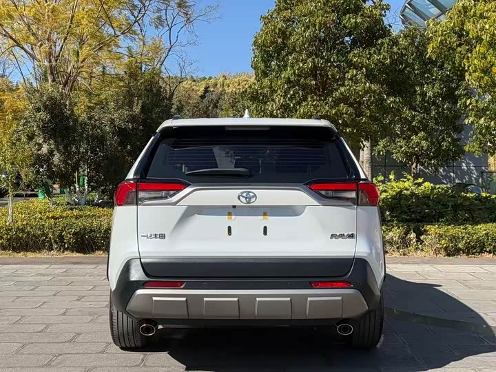 Фото 8 - Toyota RAV4