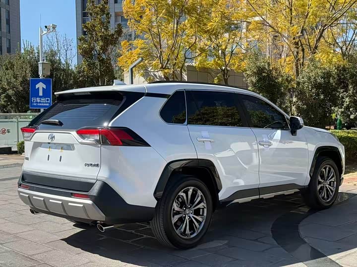 Фото 9 - Toyota RAV4