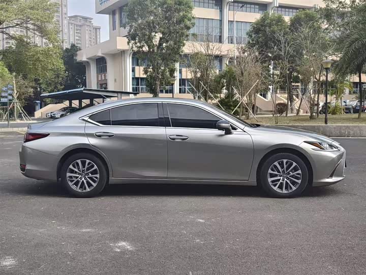 Фото 8 - Lexus ES