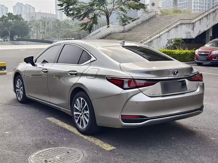 Фото 9 - Lexus ES