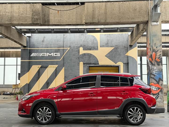 Фото 4 - Toyota Yaris L Hatchback