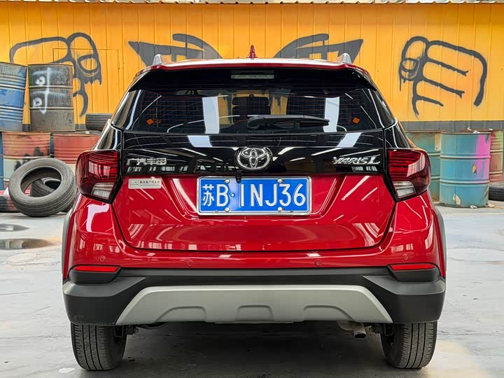 Фото 6 - Toyota Yaris L Hatchback