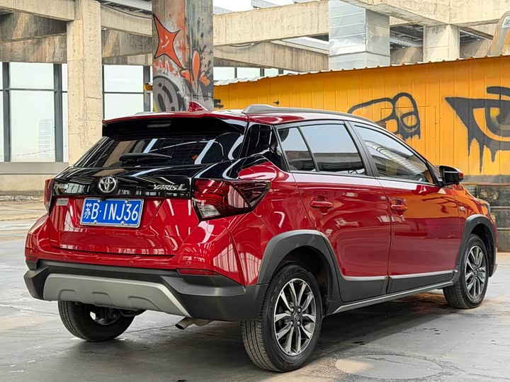 Фото 7 - Toyota Yaris L Hatchback