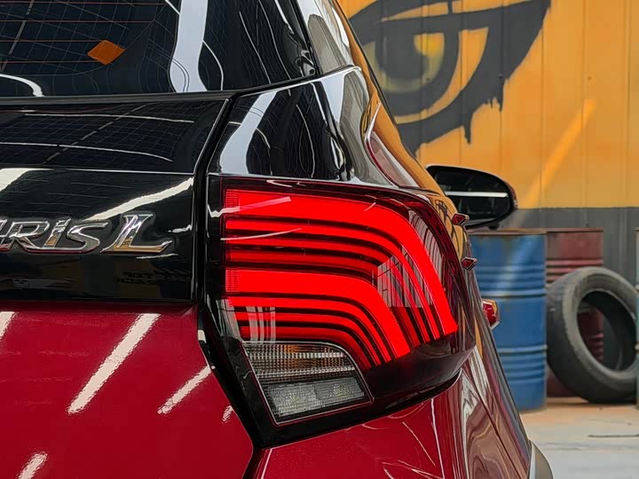 Фото 8 - Toyota Yaris L Hatchback