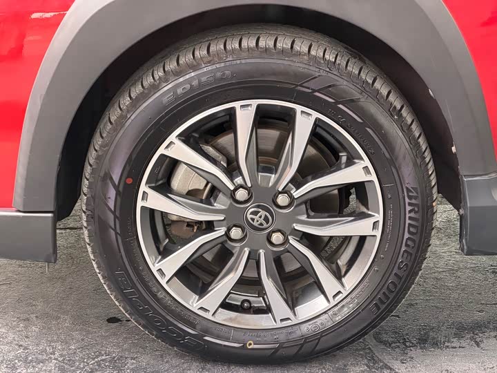 Фото 9 - Toyota Yaris L Hatchback