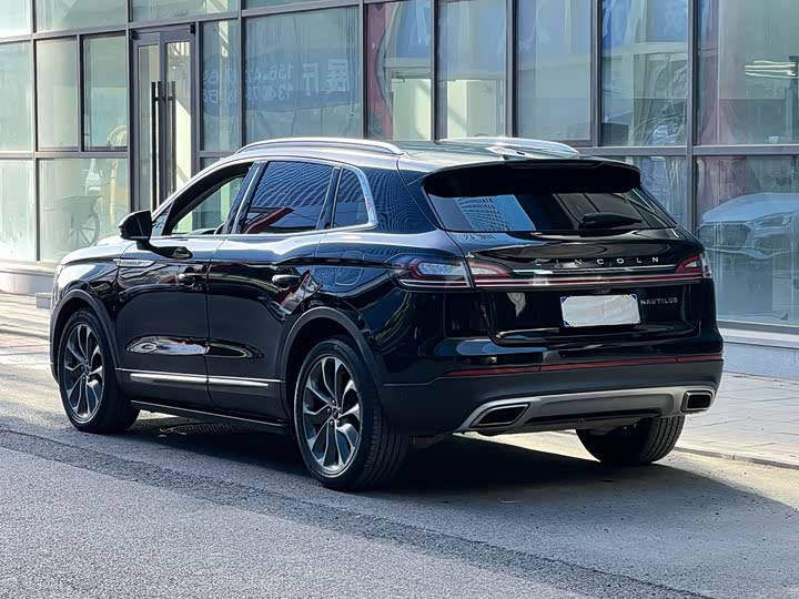 Фото 4 - Lincoln Nautilus