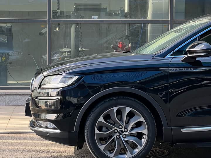 Фото 9 - Lincoln Nautilus