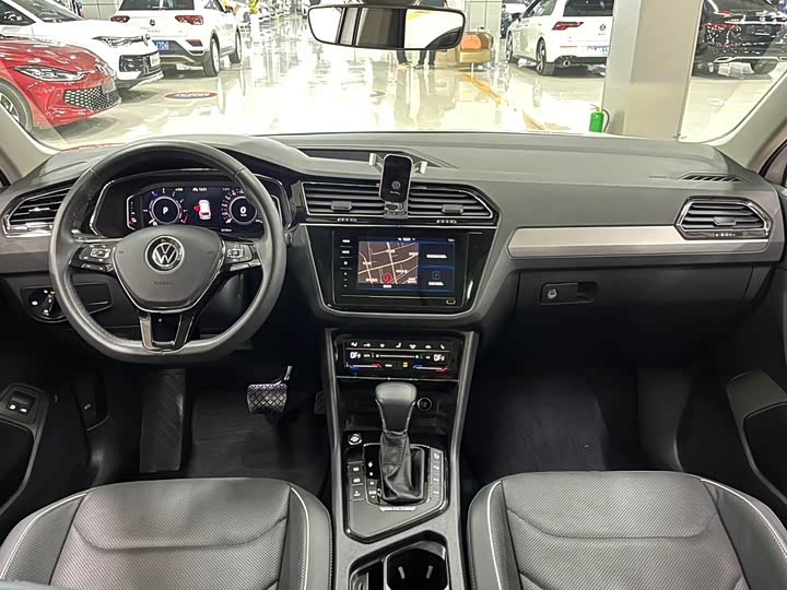 Фото 7 - Volkswagen Tiguan L Hybrid