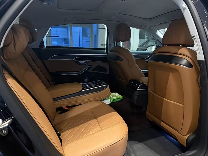 Фото 9 - Audi A8